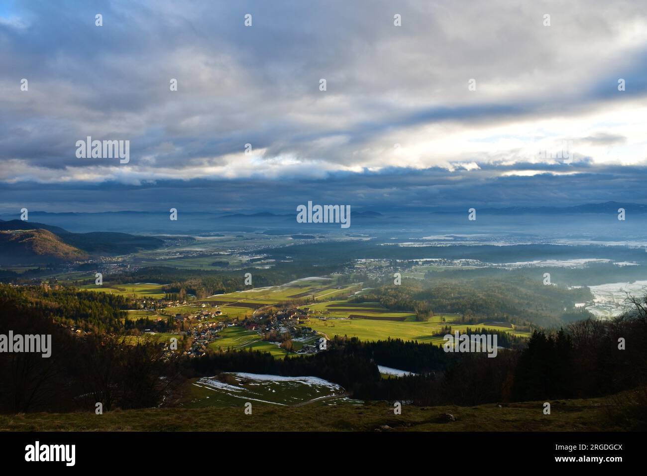 Blick auf die Region Gorenjska von Slowenien mit dem Dorf Baselj am Fuße der Berge Stockfoto