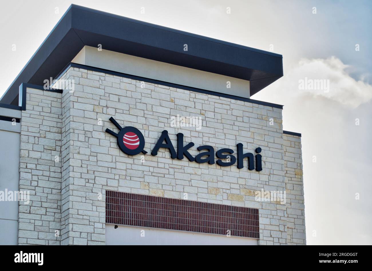 Houston, Texas, USA 07-30-2023: Akashi Fusion Asian und Sushi Bar mit Schild in Houston, TX. Authentische japanische und chinesische Restaurantkette. Stockfoto