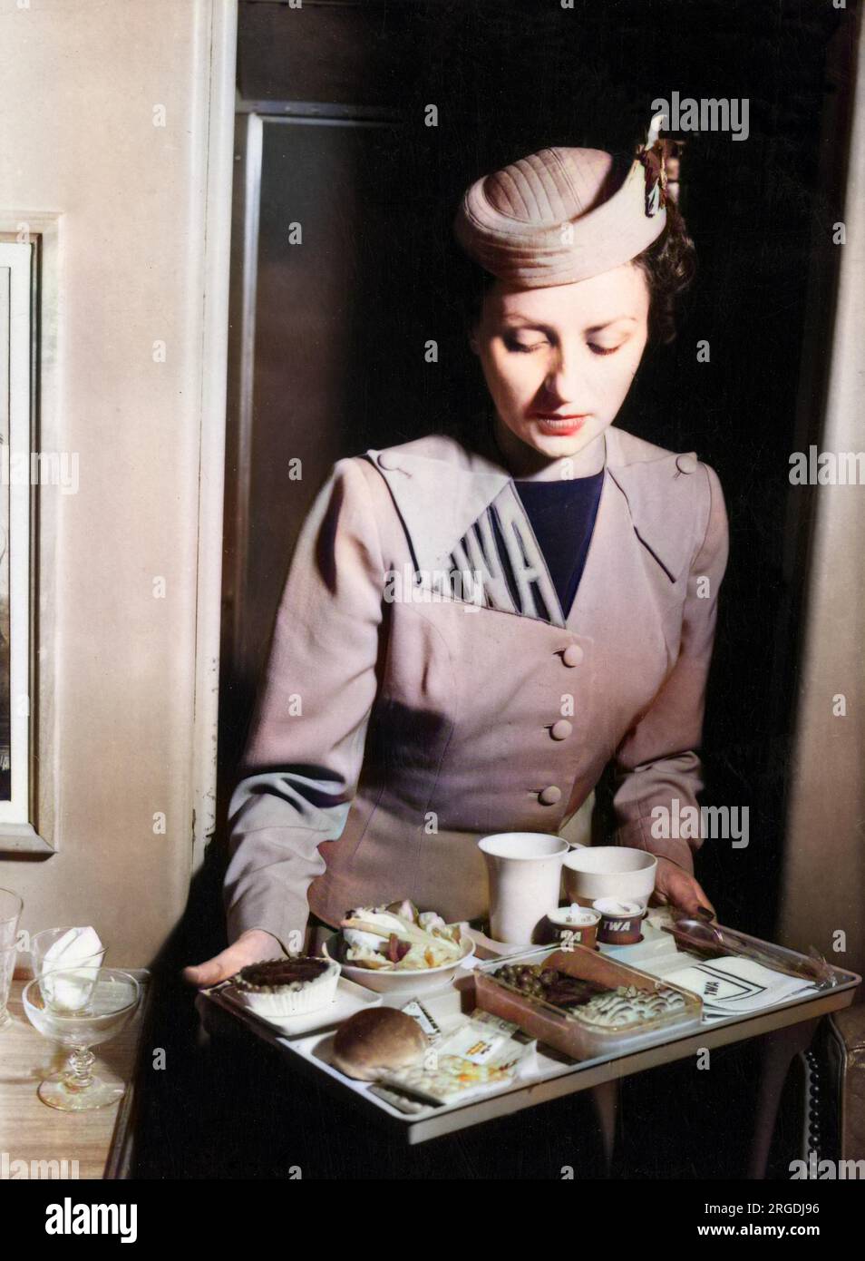 TWA (Trans World Airlines) Stewardess mit einer Mahlzeit an Bord auf einem Tablett. Stockfoto
