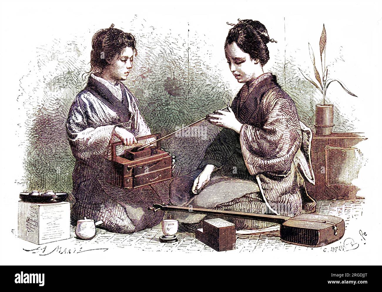 Eine japanische Dame in traditionellem Kostüm legt ihr Shamisen (ein Musikinstrument mit drei Saiten, auch Samsin geschrieben) auf eine Seite, damit sie ihr Kiseru oder Pfeife anzünden kann, unterstützt von einer anderen Frau. Stockfoto