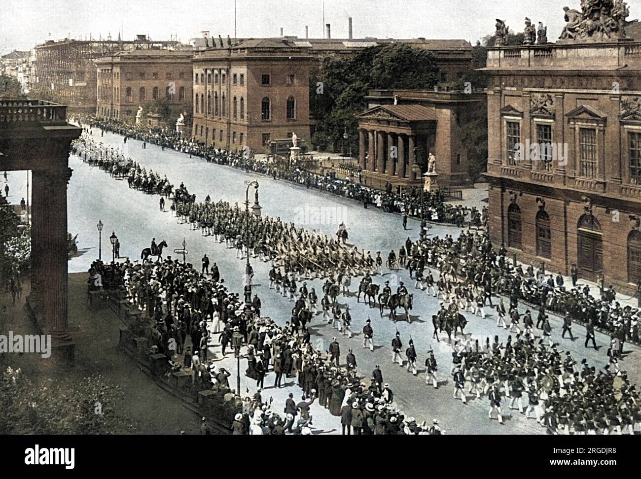 Eine Militärprozession in der Straße unter de Linden, einer breiten Straße mit schönen öffentlichen Gebäuden, die Anfang des 20. Jahrhunderts die berühmteste Straße Berlins war. Stockfoto