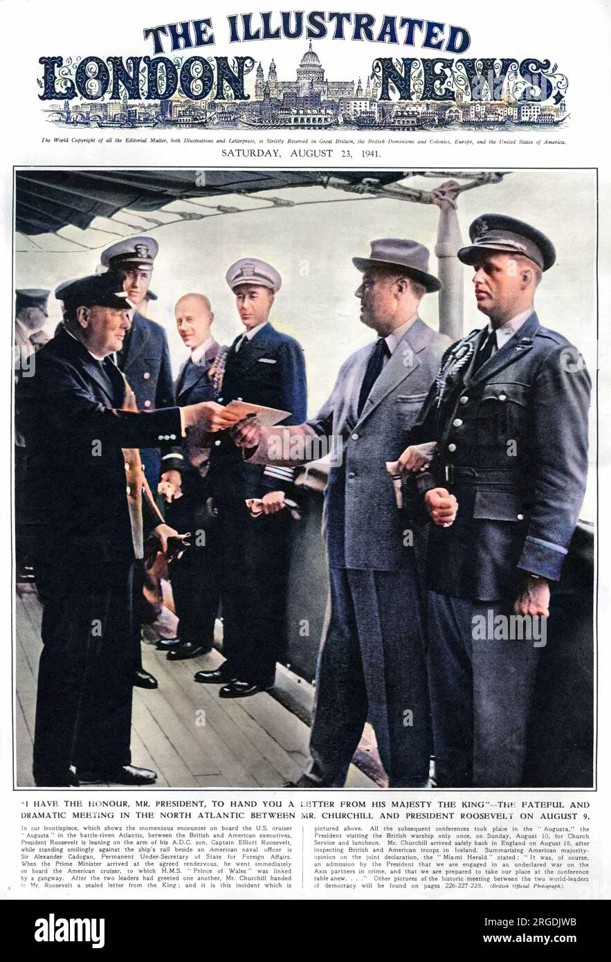 Premierminister Winston Churchill (1874-1965), schüttelt mit Präsident Franklin D. Roosevelt (1882-1945) der USA an Bord der HMS Prince of Wales die Hand. Stockfoto