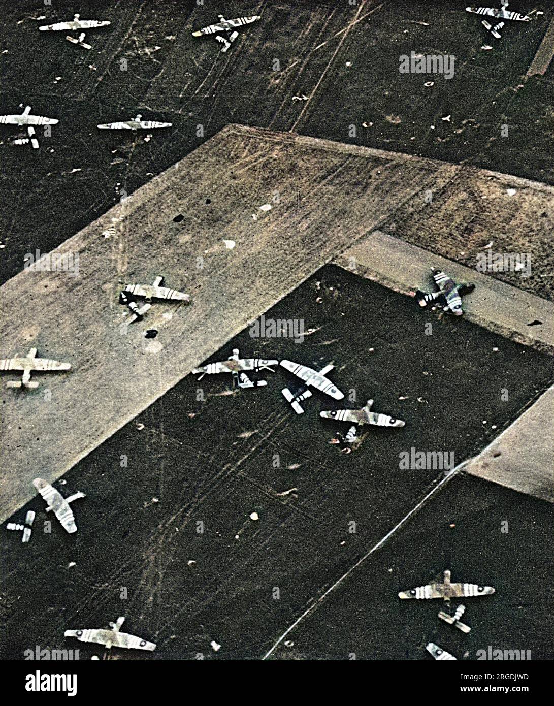 Britische Horsa-Gleiter und Fallschirme in der Nähe von Caen nach alliierten Landungen. Der abnehmbare Rumpf wurde von den Flügeln entfernt. Stockfoto