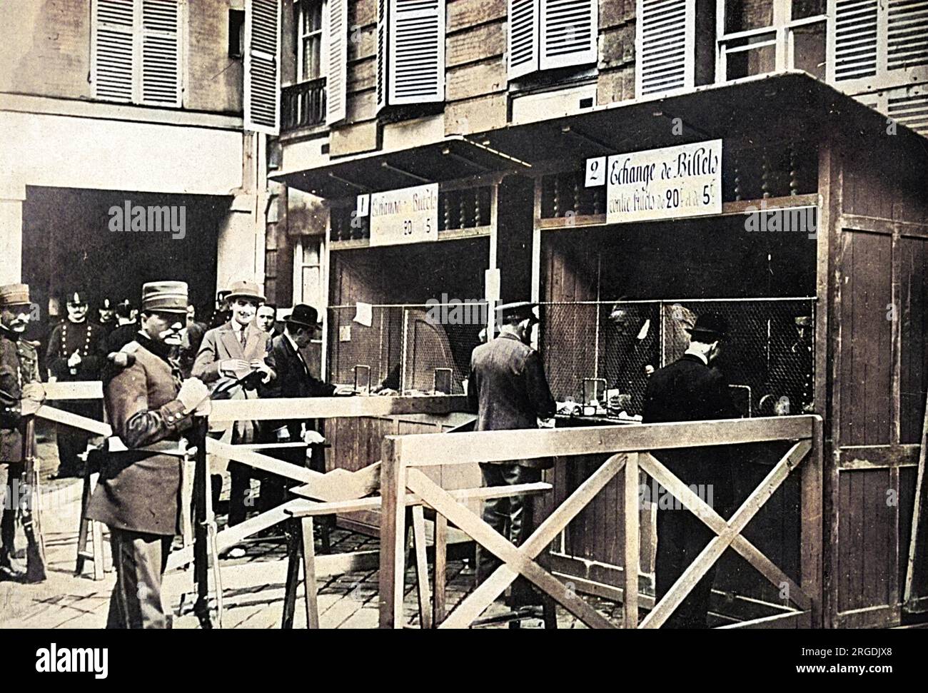 Um den Goldbestand bei Kriegsausbruch zu sichern, wurden die Zahlungen für jeden Einleger auf 50 Francs pro zwei Wochen begrenzt. Das Foto zeigt die provisorischen Unterkünfte, die die Pariser Banken zur Deckung des außergewöhnlichen Geschäfts zur Verfügung stellen. Stockfoto