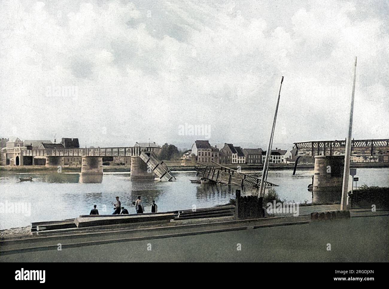 Das Wrack der Eisenbrücke über die Maas in der belgischen Stadt VisÚ, die von den belgischen Verteidigern in die Luft gejagt wurde, um den deutschen Vormarsch zu behindern Stockfoto