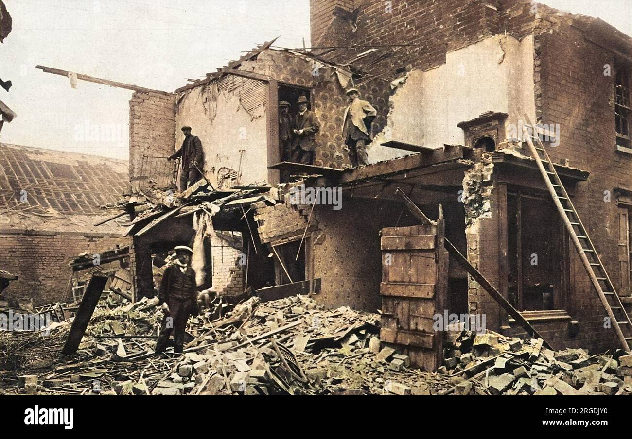 In der Nacht des 31. Januar 1916 griffen Zeppeline der deutschen Marine die Midlands an und verursachten erheblichen Schaden. Luftschutzsirenen wurden zum ersten Mal eingesetzt, um die Zivilbevölkerung vor dem ankommenden Luftangriff zu warnen. Die Polizei stellte sicher, dass ein Stromausfall bestand. Arbeiter stehen in den Trümmern. Stockfoto