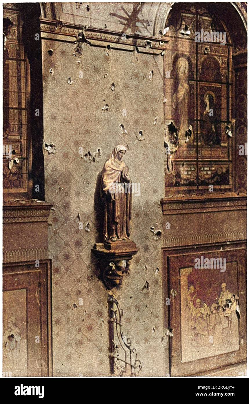 Kriegsschaden in einer Kirche eines Nonnenklosters in der französischen Stadt Ypern während des Ersten Weltkriegs. Stockfoto