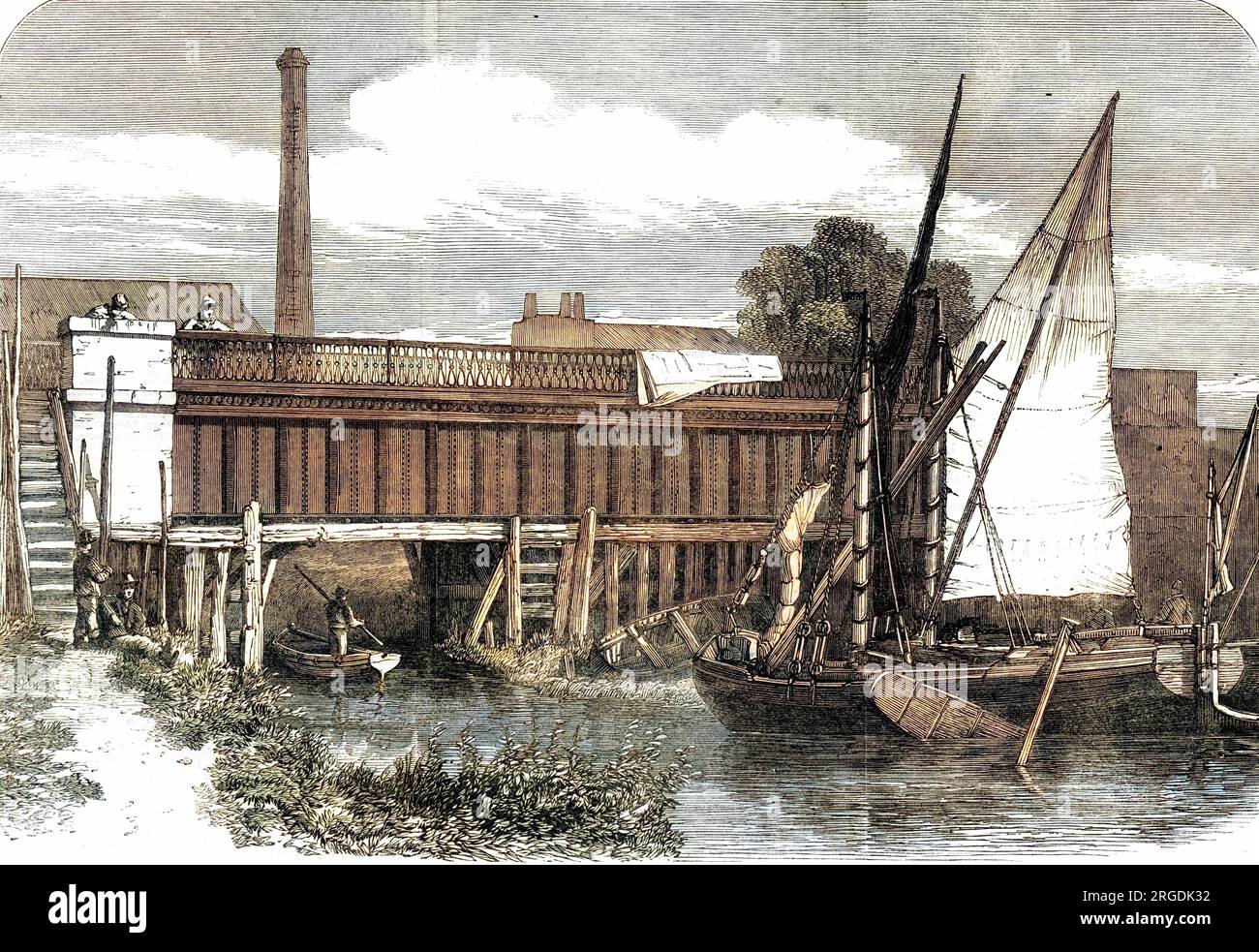 Aquädukt, das die Hauptentwässerungswerke über dem Fluss Lea in Abbey Mills, Stratford, London, trug. Im Vordergrund nähert sich ein Segelschiff dem Aquädukt. Stockfoto