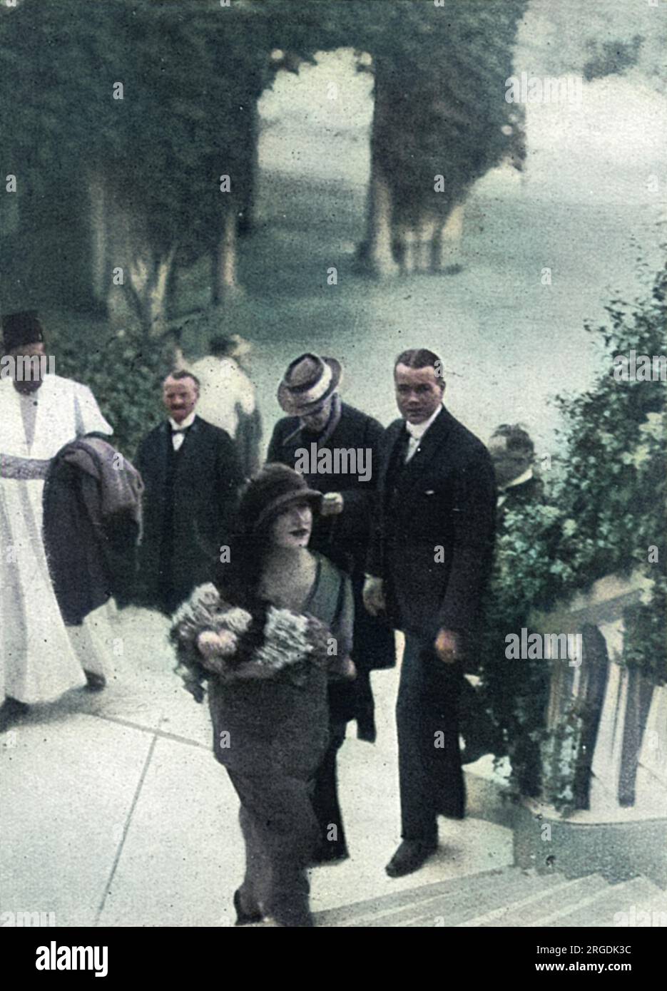 Lord Carnarvon kam am 29. 1923. Januar aus Kairo nach Luxor, um die versiegelte innere Kammer im Grab von König Tutanchamun zu öffnen. Der Gouverneur der Provinz Kena überreichte Lady Evelyn Herbert einen großen Blumenstrauß. Stockfoto