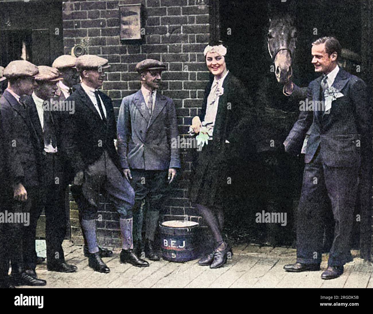Ein Foto von Bryan Guinness mit seiner Frau Diana Guinness, ehemals Diana Mitford, befragt Basil Jarvis Stables in Newmarket für die Konservative Partei. Stockfoto