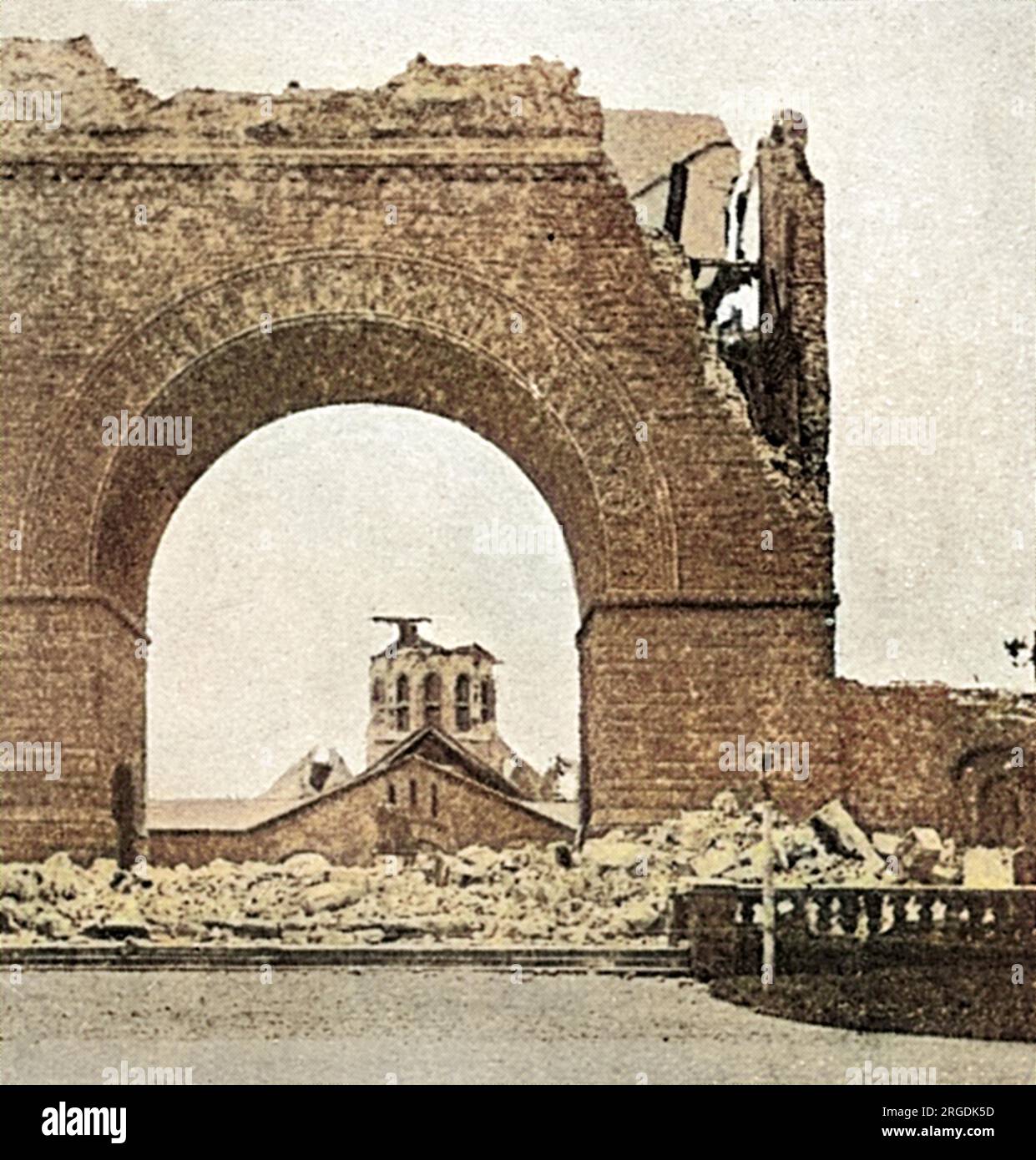 Das Tor zur Leland Stanford University außerhalb von San Francisco, zerschmettert durch das Erdbeben. Das Erdbeben ereignete sich am 18. April 1906 in San Francisco, Kalifornien, USA, das sich über den San-Andreas-Fehler erstreckt. Die Messung von 7,9 auf der richter-Skala führte bei dem Erdbeben und den anschließenden Bränden zum Verlust von 3000 Menschenleben und mehr als 300.000 Wohnungen. Stockfoto
