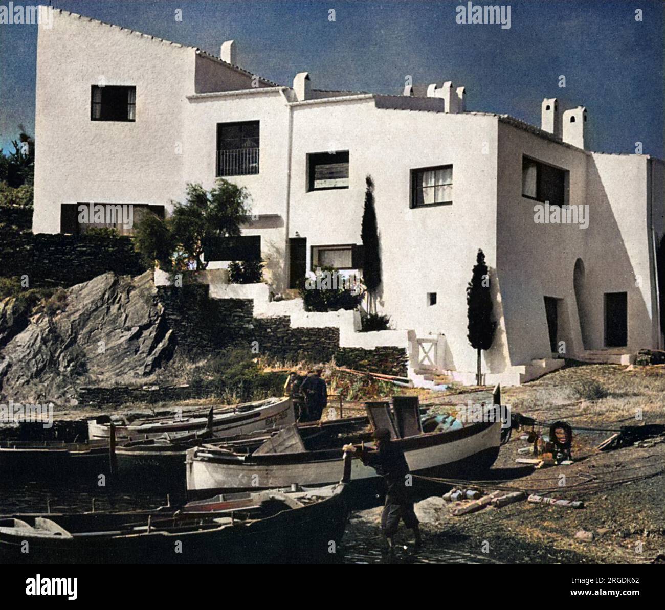 Dies ist das Haus des surrealistischen Künstlers Salvador Dali in Port Lligat, am Fuße der spanischen Pyrenäen am Mittelmeer. Es wurde aus vier Fischerhäusern umgebaut. 1997 wurde das Haus zu einem Museum. Stockfoto