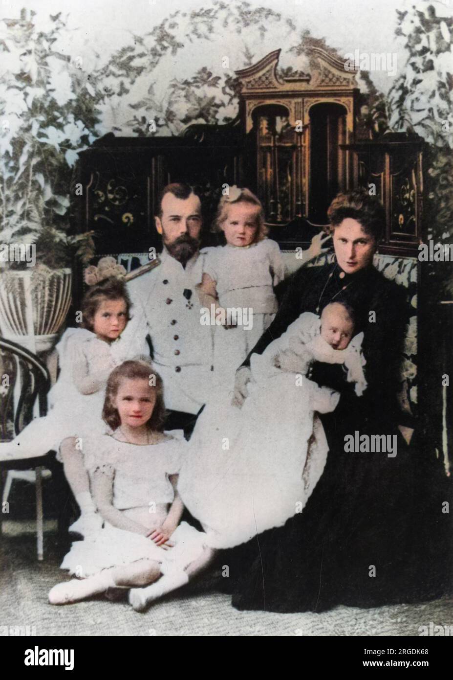 Zar Nicholas II (1868-1918) und seine Frau Tsaritsa Alexandra Feodorowna, vormals Prinzessin Alix von Hesse-Darmstadt (1872-1918) und ihre vier ältesten Kinder, die Großprinzessinnen Olga, Tatiana, Marie und Anastasia. Stockfoto