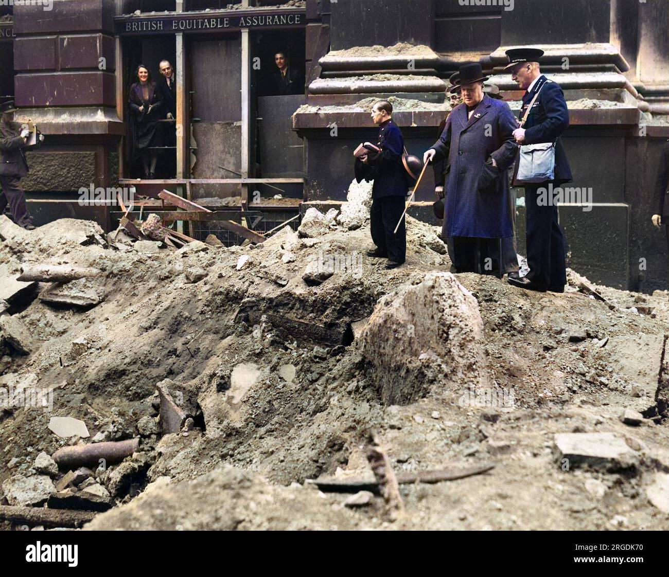 Winston Churchill inspiziert einen Bombenkrater in London Stockfoto