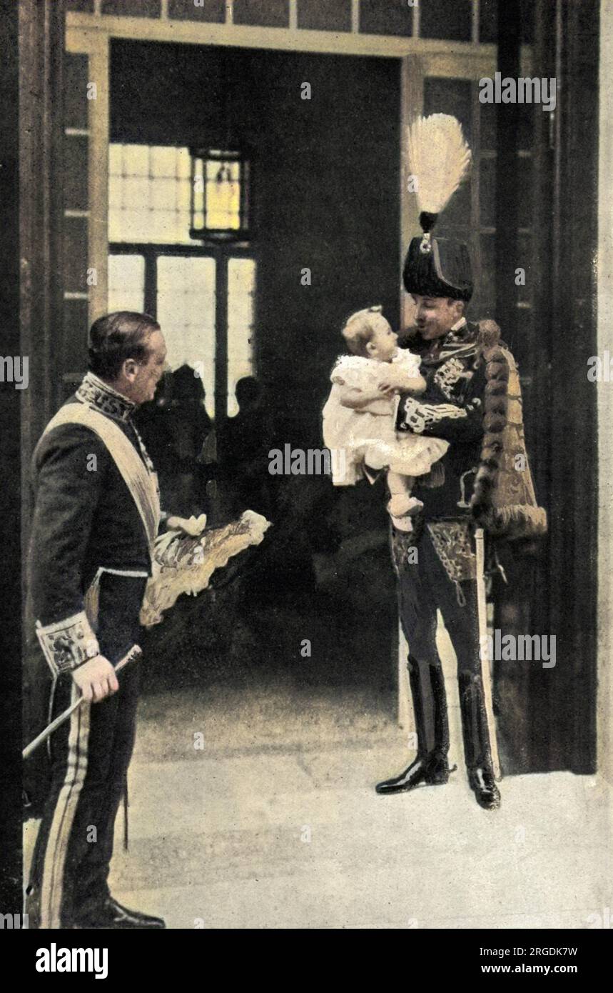 König Alfonso XIII von Spanien in La Granja, gekleidet in Uniform für die Taufe seiner neuen Tochter, genießt einen intimen Moment mit seinem zweiten Sohn, Infante Jaime. Stockfoto