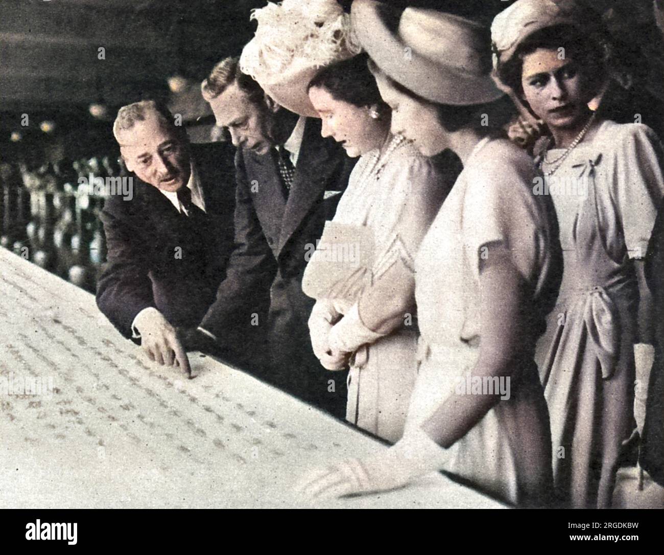 König George VI., Königin Elizabeth, und ihre beiden Töchter, Prinzessinnen Elizabeth (rechts) und Margaret, werden im De Beers Büro in Kimberley, Südafrika, von Sir Ernest Oppenheimer, Vorsitzender von De Beers, geschnittene und ungeschnittene Diamanten gezeigt Stockfoto