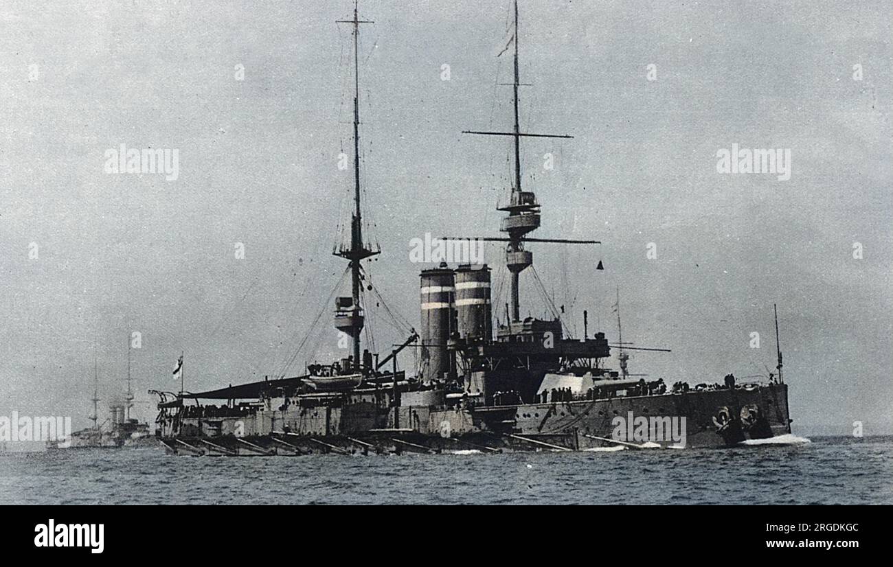 Das Schlachtschiff der Royal Navy wurde 1903 von König Edward VII ins Leben gerufen und war eines von acht in ihrer eigenen Klasse, von denen sie das führende Schiff war. Nach dem Ausbruch des Ersten Weltkriegs diente König Edward auf der Nordpatrouille. Im Januar 1916 schlug sie auf dem Weg nach Belfast eine Mine an und sank. Stockfoto