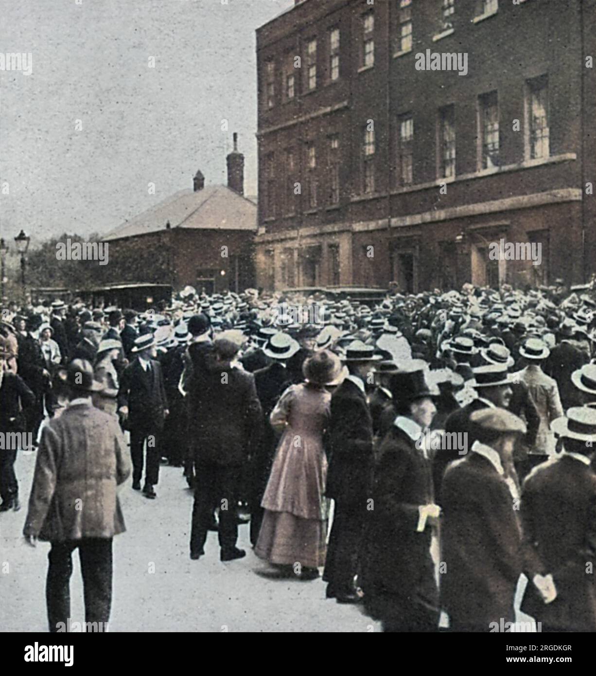 Am Montag, den 3. August 1914, versammelt sich eine Menge in der Downing Street, der offiziellen Residenz des Premierministers, um das Kommen und Gehen von Regierungsministern während der eskalierenden internationalen Krise zu beobachten. An diesem Tag marschierte Deutschland in Belgien und Frankreich ein, und am Ende des folgenden Tages hatte Großbritannien Deutschland den Krieg erklärt. Stockfoto