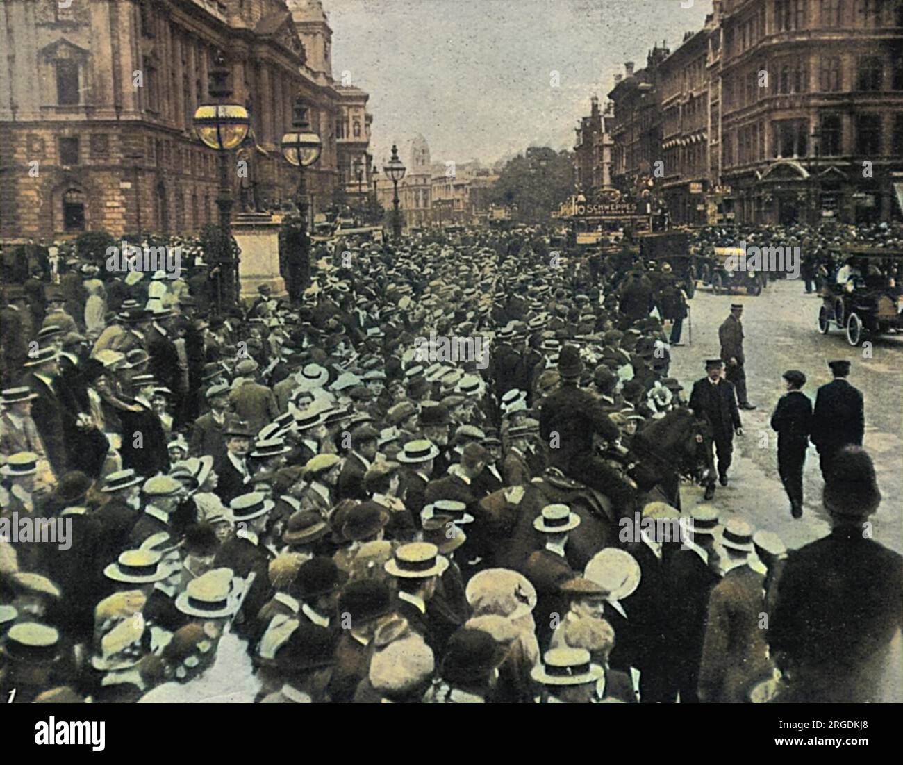 Am Feiertagsmontag versammelt sich eine große Menge in Londons Whitehall, um die neuesten Entwicklungen in der internationalen Krise am Tag der deutschen Invasion in Belgien und Frankreich zu erfahren. Am folgenden Tag erklärte Großbritannien den Krieg. Stockfoto