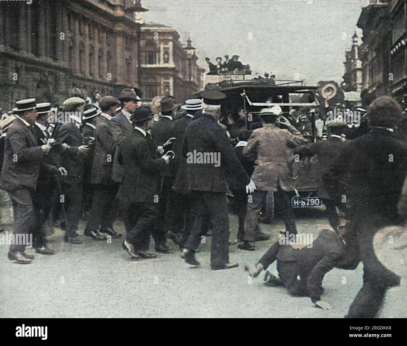 Am Montag, dem 3. August, jubeln die Leute in Londons Whitehall, während Premierminister Herbert Asquiths Auto durch sie fährt. Die Menge hatte sich versammelt, um die jüngsten Entwicklungen in der internationalen Krise zu verfolgen, an dem Tag, als Deutschland Belgien und Frankreich überfiel. Stockfoto