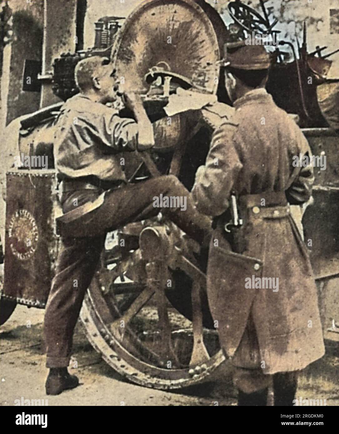 Ein Soldat der britischen Expeditionstruppe, der in Boulogne angekommen ist, wird beim Rasieren von einem französischen Kameraden beobachtet. Stockfoto