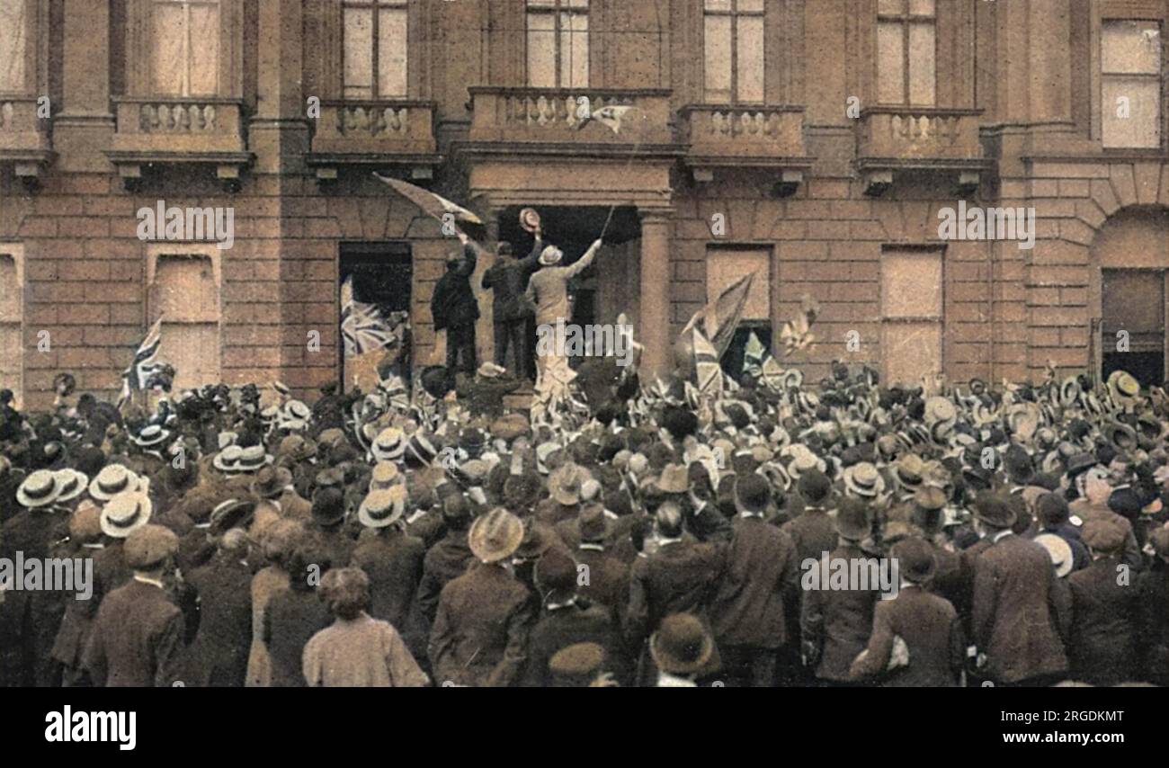 Eine enthusiastische Menschenmenge außerhalb der italienischen Botschaft in London jubelt die Entscheidung Italiens an, beim Ausbruch des Krieges neutral zu bleiben. Obwohl Italien seit 1882 Teil der Dreifachallianz mit Deutschland und Österreich-Ungarn war, fühlte es sich als defensives Bündnis, und da die beiden anderen Mächte die Agressoren waren, waren sie nicht verpflichtet, sie zu unterstützen. Im April 1915 trat Italien dem Krieg auf der Seite der Triple Entente (Großbritannien, Frankreich und Russland) bei und sah die Möglichkeit, das Territorium von Österreich-Ungarn zurückzuerobern. Stockfoto