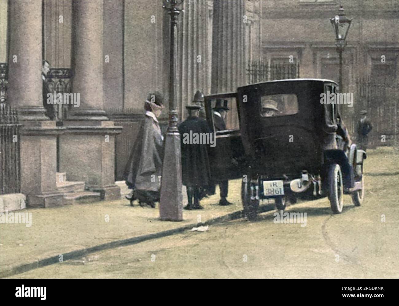 Nach der Kriegserklärung Großbritanniens gegen Deutschland verlässt der deutsche Botschafter in London, Karl Max, Prinz Lichnowsky die Botschaft. Er wird hier hinten im Auto gesehen, mit Prinzessin Lichnowsky und ihrem Hund, der sich ihm anschließen wird. Trotz des Krieges wurde ihnen ein Spezialzug zur Verfügung gestellt und eine Ehrenwache in Harwich. Während der Juli-Krise hatte Lichnowsky die offensichtlichen Bemühungen der deutschen Regierung, Krieg zu provozieren, abgelehnt und versuchte, eine diplomatische Lösung der Krise zu fördern. 1916 veröffentlichte er eine Broschüre, in der er seine Vorgesetzten beschuldigte, seine Bemühungen nicht zu unterstützen Stockfoto