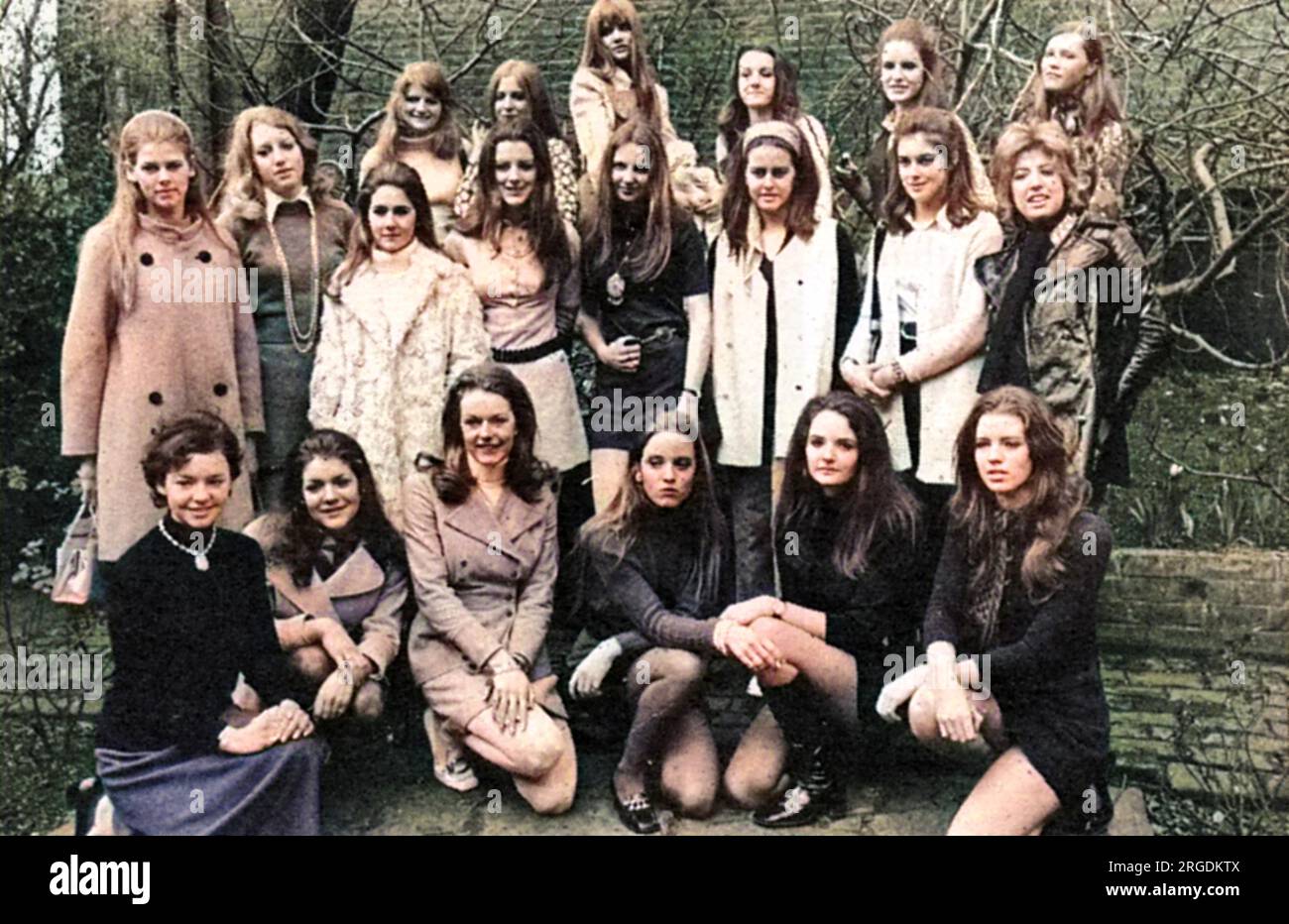 Eine Gruppe von zwanzig Mädchen, die aus 200 hoffnungsvollen Personen ausgewählt wurden, um an der Eröffnungsveranstaltung der Londoner Saison teilzunehmen, der Berkeley Dress Show (früher Berkeley Debutante Dress Show), die im April 1970 stattfindet. Stockfoto