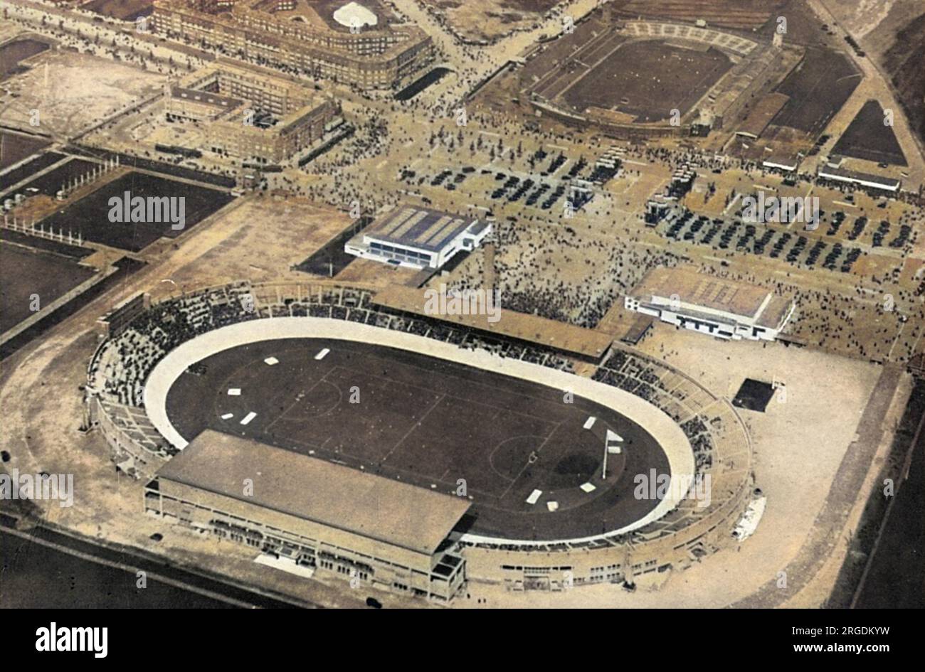 Ein Luftblick auf das Stadion, das für die Olympischen Spiele 1928 in Amsterdam gebaut wurde. Ursprünglich mit einer Kapazität von 32.000 Personen wurde das Stadion für 42.000 Personen umgebaut. Dahinter befindet sich der Marathonturm, der so entworfen wurde, dass das gesamte Marathonrennen verfolgt werden konnte. Während der zwei Wochen der Spiele war eine Rauchfahne aus dem Turm zu sehen. Stockfoto