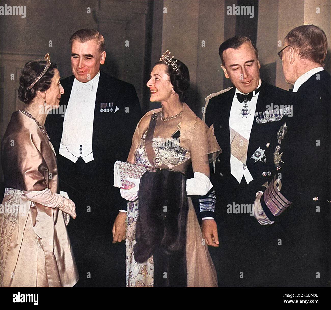 König Gustav VI von Schweden (1882 - 1973), ganz rechts vom Bild mit seiner zweiten Frau, der ehemaligen Prinzessin Louise von Battenberg, Lady Louise Mountbatten, die von der Admiralität bei einem Bankett in Greenwich im Royal Naval College unterhalten wird. Sie sind bei Earl und Gräfin Mountbatten (der Earl war der Bruder von Königin Louise) und der RT. Herr J. P. L. Thomas, erster Lord der Admiralität. Stockfoto