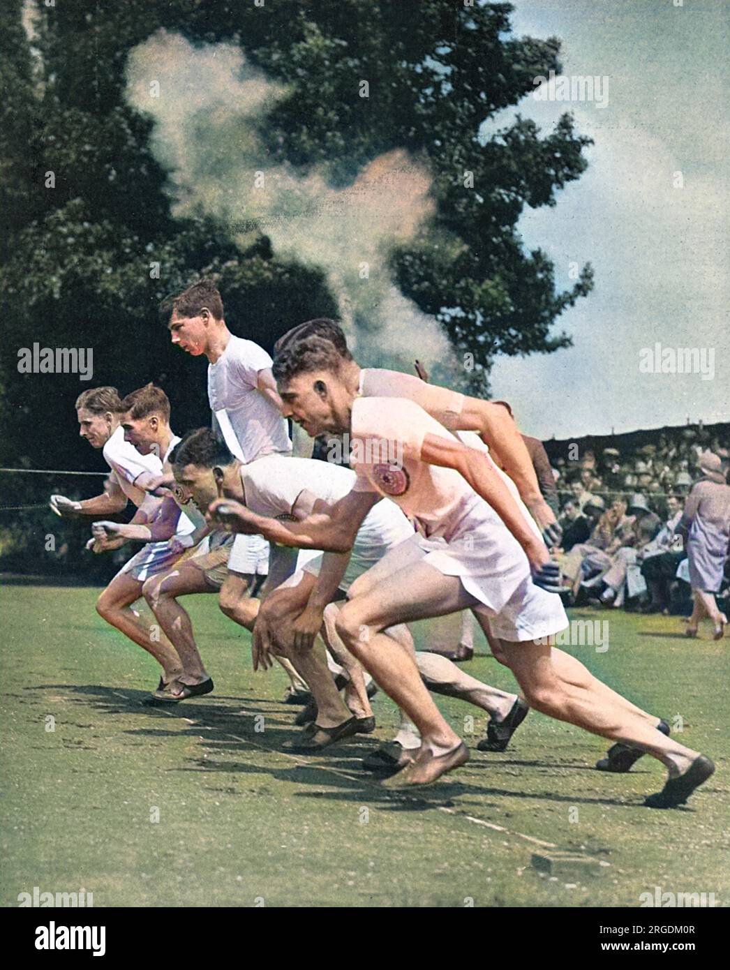 Läufer zu Beginn des Mile-Rennens bei Fenner's, in einem Sportwettbewerb zwischen dem englischen A.A.A-Team und den früheren und heutigen Athleten der Cambridge University. Das Rennen wurde von R. S. Starr von der Universität gewonnen, der in 4 Minuten und 27 Sekunden auf der anderen Seite des Bildes zu sehen ist. Stockfoto