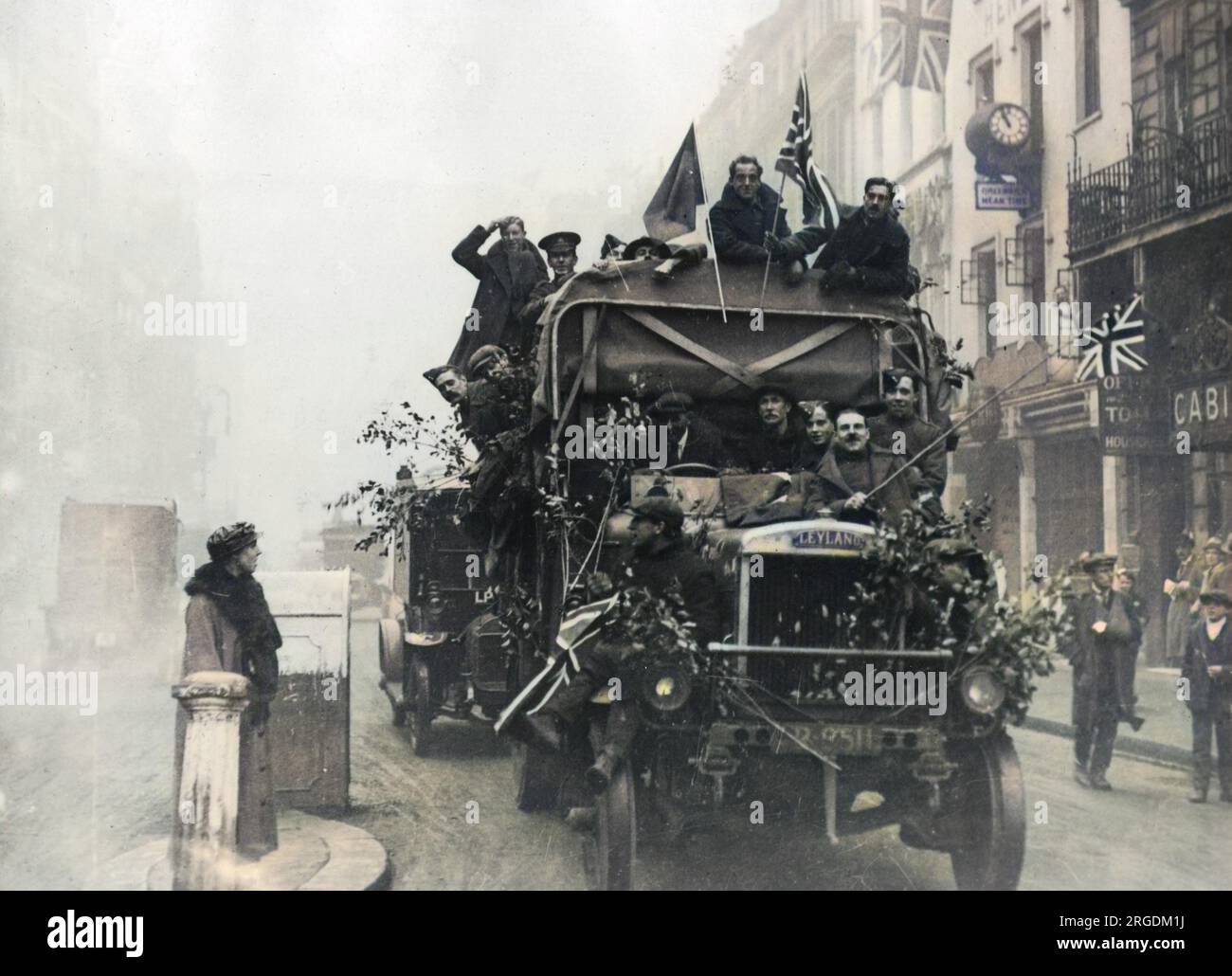 Ein Lastwagen aus Leyland in London, gefüllt mit Männern, die den Waffenstillstand am 11. November 1918 feiern. Manche tragen Militäruniform, andere Zivilkleidung. Stockfoto