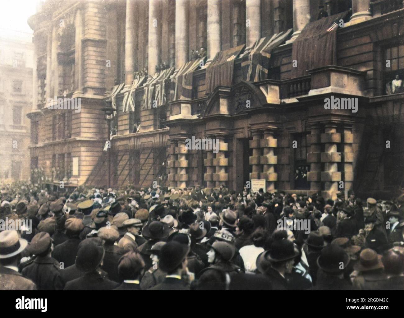 Menschenmassen in den Straßen Londons am Waffenstillstand-Tag, 11. November 1918 am Ende des Ersten Weltkriegs. Stockfoto