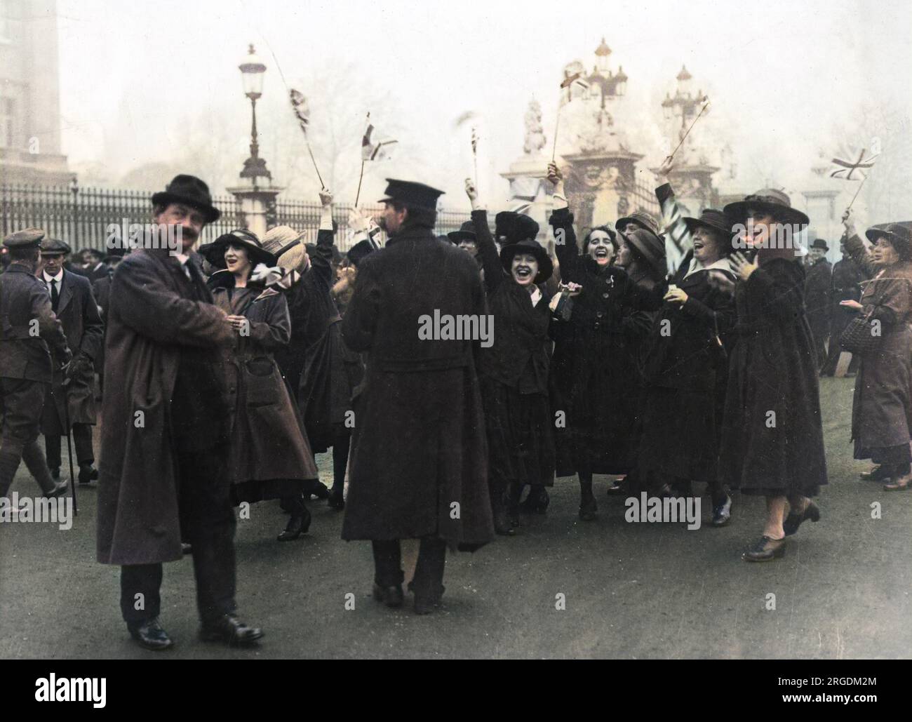 Frauen schwenken mit Gewerkschaftsflaggen und jubeln am Waffenstillstandstag 1918 am Ende des Ersten Weltkriegs. Stockfoto