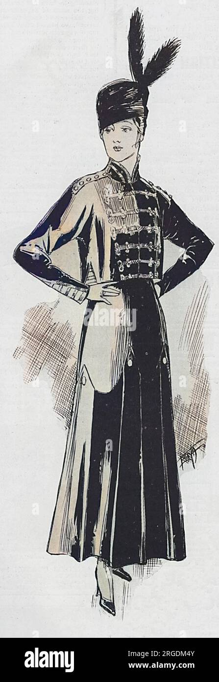Ein eleganter, maßgeschneiderter Anzug für Frauen während des Ersten Weltkriegs mit klaren militärischen Einflüssen, vor allem dem Frosten auf dem Oberteil der Jacke. Stockfoto