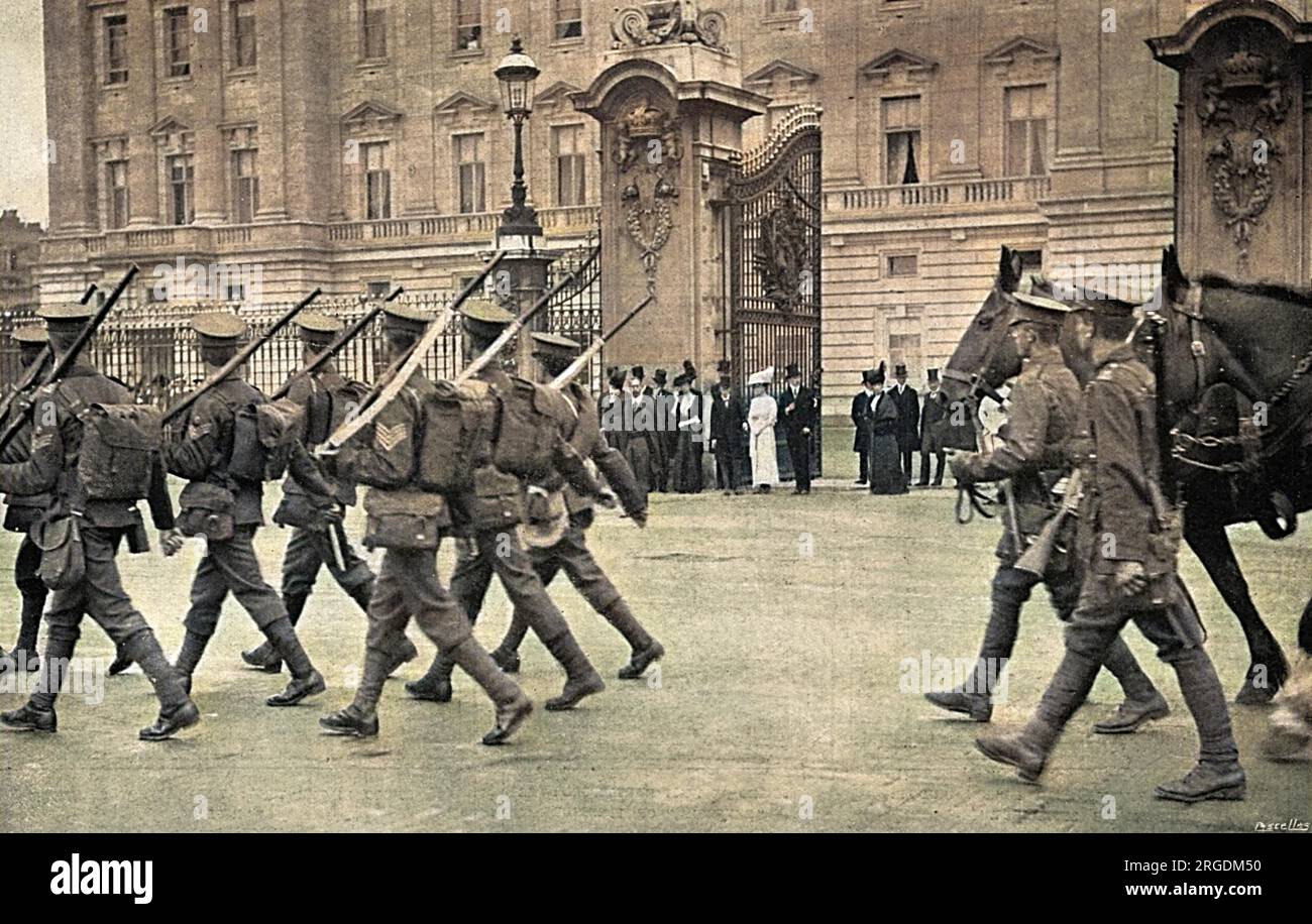 Die Grenadiergarde des 2. Bataillons marschieren am Buckingham-Palast vorbei, gegrüßt von König George V., ihrem Oberst, und beobachtet von anderen Mitgliedern der königlichen Familie, darunter Königin Mary, Prinzessin Mary und Prinz von Wales, die am folgenden Tag dem 1. Bataillon der Grenadier als zweiter Leutnant beitraten. Stockfoto