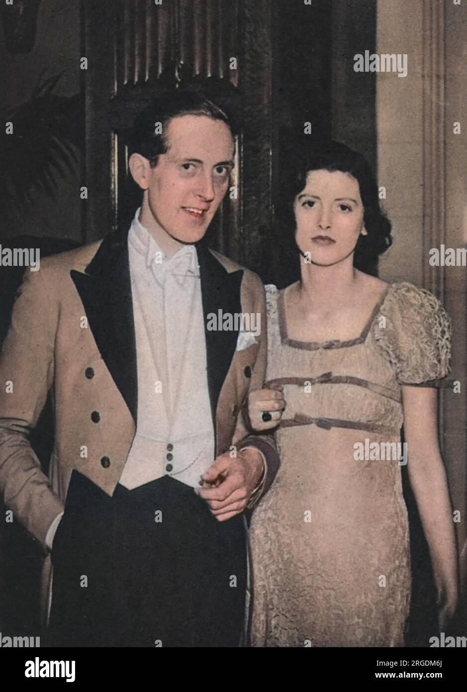 Society Beauty, Diana Hermione Bethell, und ihr Verlobter, Richard Blow, auf dem Berkeley Hunt Ball 1939. Stockfoto