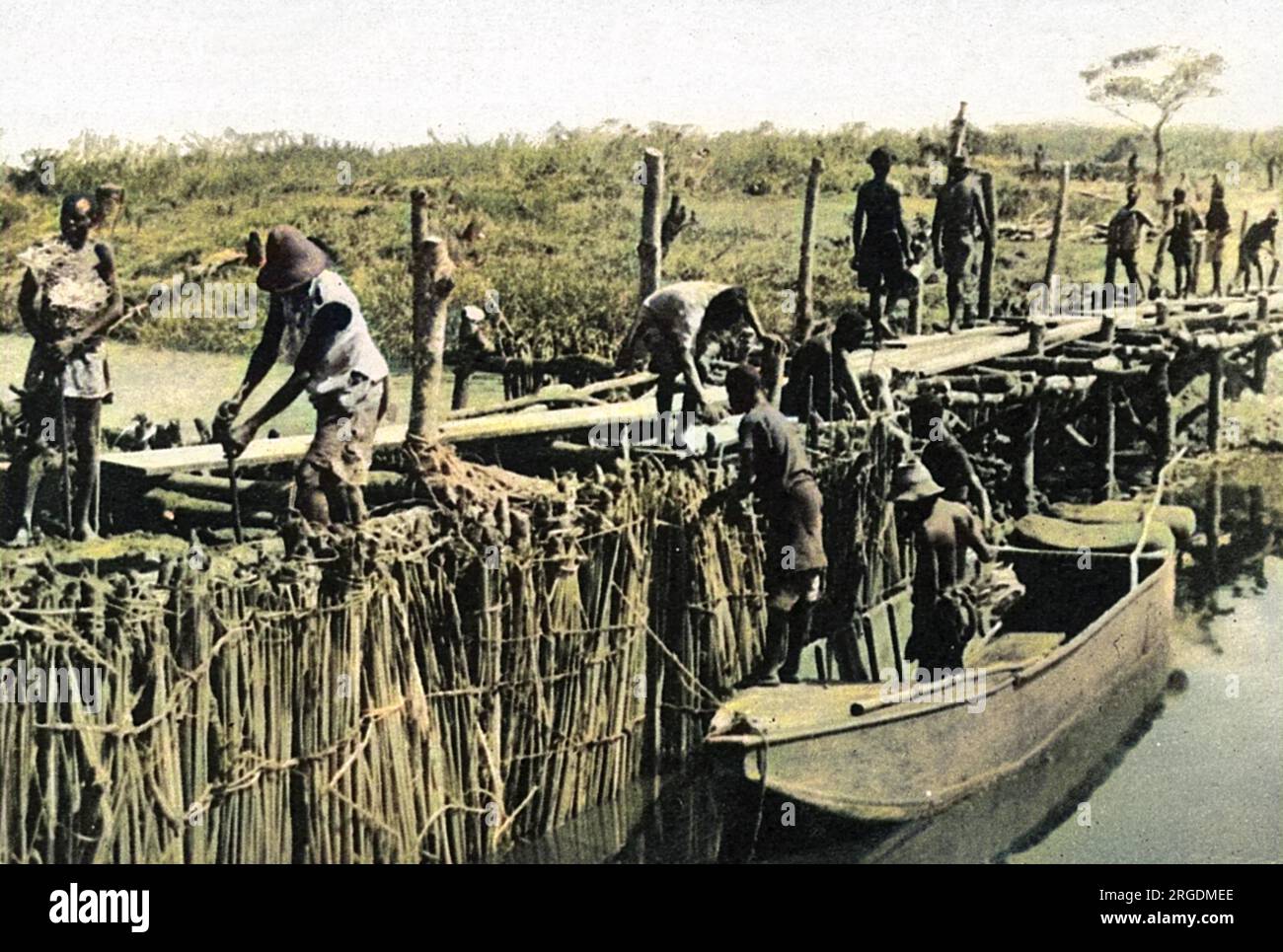 Örtliche Arbeiter bauen einen provisorischen Staudamm am Fluss Dangu im belgischen Kongo (Zaire). Der Damm wurde gebaut, um einen See zu schaffen, damit das fliegende Boot „Corsair“ starten konnte. Das Flugboot Imperial Airways hatte im März 1939 eine Zwangslandung durchgeführt und wurde zunächst als nicht reparierbar angesehen, und die Anordnung, es abzubauen, wurde erteilt. Ein Firmeningenieur aus Alexandria dachte etwas anderes, und es wurden Reparaturen durchgeführt und ein erster Damm errichtet. Der Startversuch im Juni 1939 ist gescheitert, und es kam zu weiteren Schäden. Nach weiteren Repaiern und dem Bau eines zweiten Dammes, dem SE Stockfoto