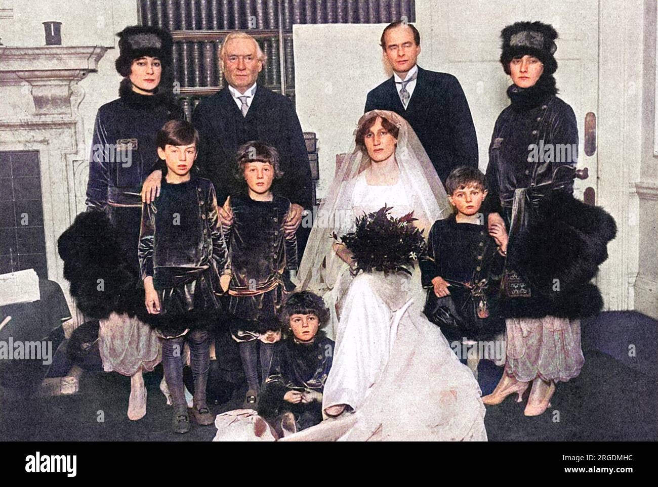 Hochzeitsgruppe bei der Hochzeit von Violet Asquith mit Maurice Bonham-Carter. Helen Violet Bonham Carter, Baroness Asquith aus Yarnbury, DBE (15. April 1887 û 19. Februar 1969) war eine britische Politikerin und Diaristin. Sie war die Tochter von H. H. Asquith, Ministerpräsident aus 1908û1916, und wurde später selbst aktiv in der liberalen Politik, war eine führende Gegnerin der Beschwichtigung, trat für das Parlament ein und wurde zu einem Lebensgefährten. Sie war auch in Kunst und Literatur tätig. Ihre aufschlussreichen Tagebücher decken die Premiere ihres Vaters vor und während des Ersten Weltkriegs ab und dauern bis in die 1960er Jahre an. Sie war eine C. Stockfoto