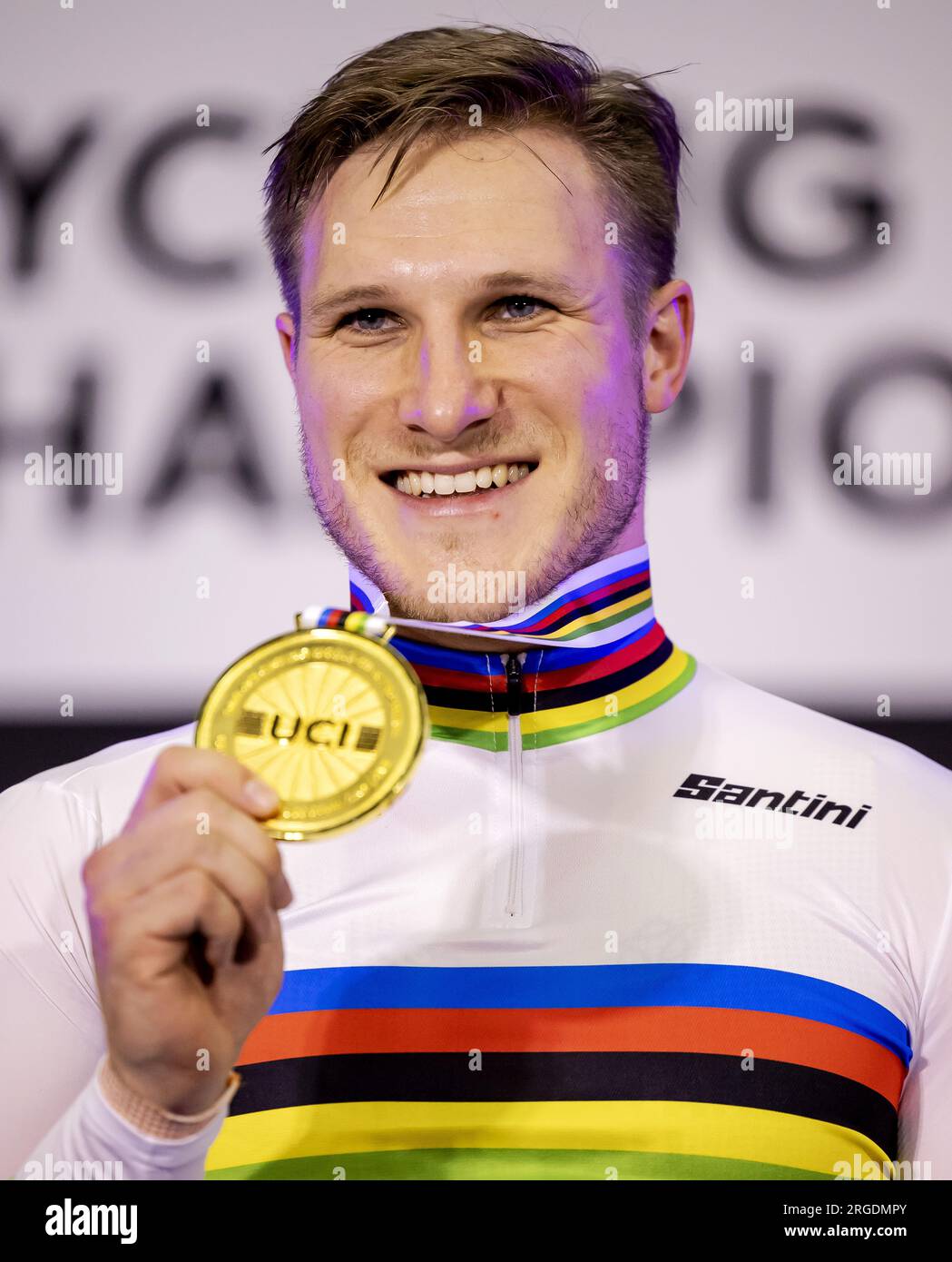 GLASGOW - Jeffrey Hoogland mit seiner Goldmedaille im Kilometer-Time-Prozess während der Leichtathletik-Weltmeisterschaft. Die schottische Stadt wird vom 3. Bis 13. August Schauplatz einer Weltmeisterschaft mit mehreren Radsportarten sein. ANP ROBIN VAN LONKHUIJSEN Stockfoto