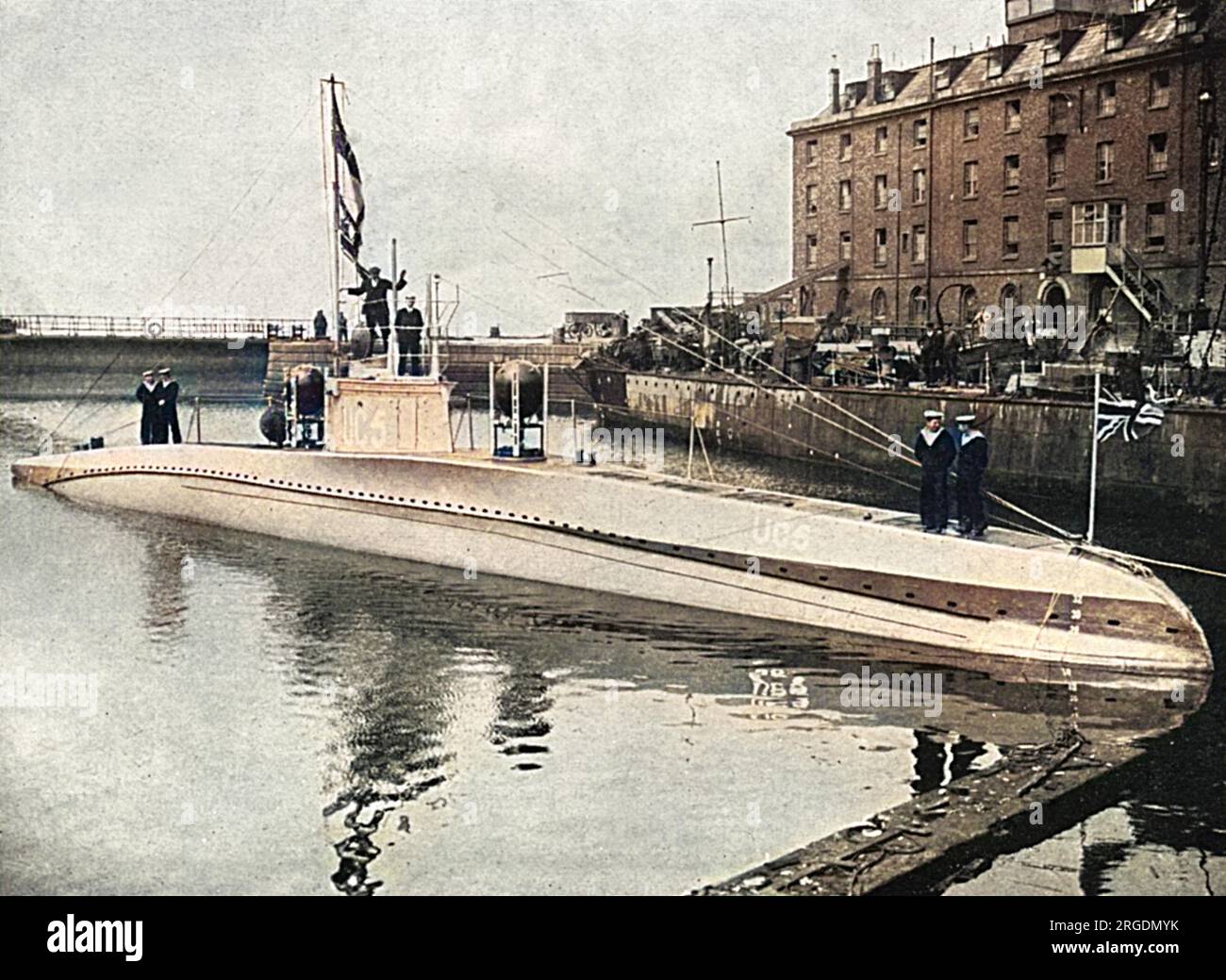 U C 5, ein gefangenes deutsches U-Boot, ausgestellt am Temple Pier in London mit dem britischen Fähnrich, der über der deutschen Flagge fliegt. Stockfoto