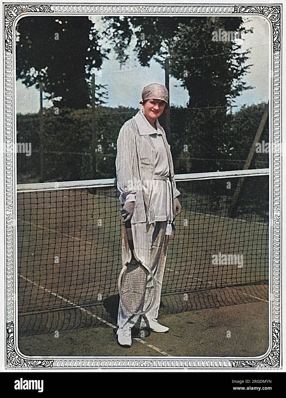 Gertie Millar (1879-1952), eine beliebte Musikerin und Bühnenschauspielerin, abgebildet, „an allen Stellen wie ein Mann“, mit anderen Worten, trägt einen coolen und bequemen seidenen Schlafanzug, in dem man Tennis spielen kann. Zum Zeitpunkt der Fotografie näherte sich Gerties dem Ende der beliebten „Bric-a-Brac“ im Palasttheater und war als Nächstes in einer Charles Cochran-Produktion im neuen St. Martin's Theatre im September 1916. Stockfoto