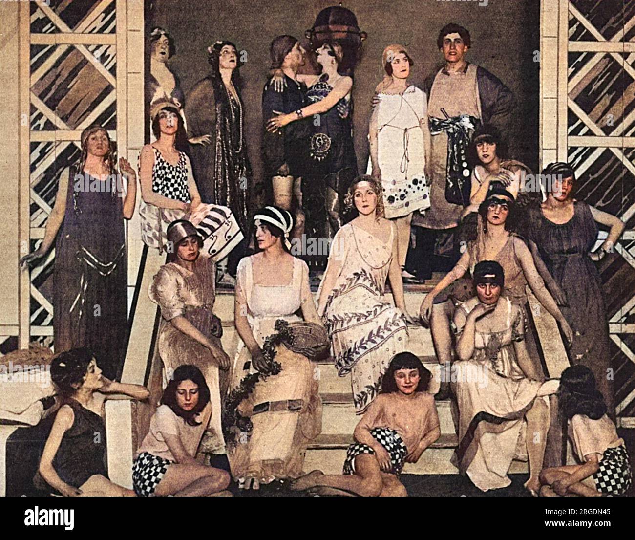 Eine Gruppe in Lena Ashwells Sondermatinee im Lyric Theatre am 29. Juni 1917, zur Unterstützung der Konzerte im Front Fund. Einige Damen der Gesellschaft nahmen Teil und die Szene zeigte das Swinburne Ballett, das ein besonderes Merkmal der Unterhaltung war. In der Mitte ist Lady Diana Manners, später Lady Duff Cooper. Während des Ersten Weltkriegs wurden zahlreiche Vorstellungen wie diese von den Damen der Gesellschaft organisiert und gespielt. Stockfoto