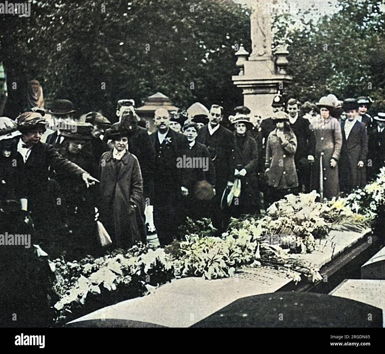 Die Einwohner Birminghams, wo er als Bürgermeister gedient hatte, reichen die letzte Ruhestätte des Politikers Joseph Chamberlain auf dem Key Hill Friedhof ein Stockfoto