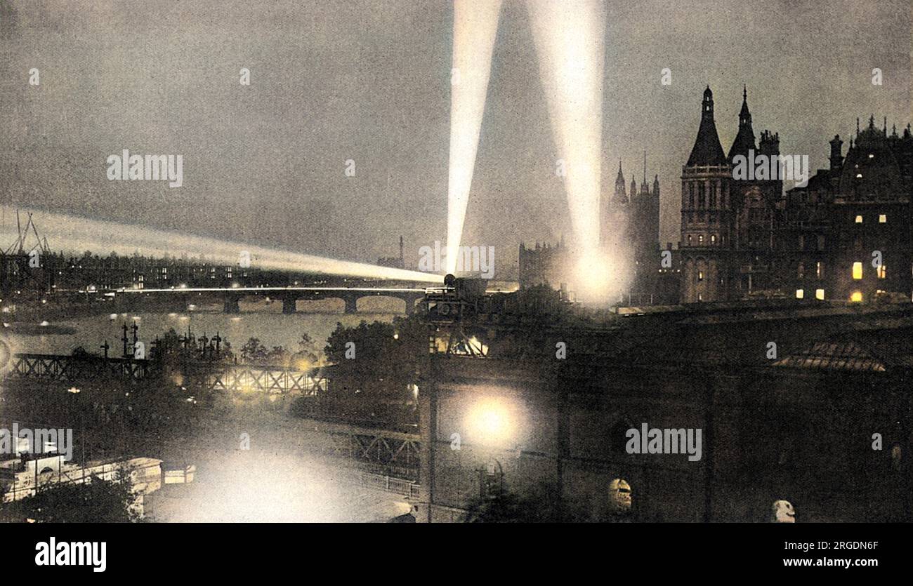 Im September 1914 warfen Scheinwerfer Licht über die Skyline von London, auf der Suche nach deutschen Zeppelin-Flugzeugen. Der Tatler sagt: "Mit dunklen Straßen, öffentlichen Häusern, die um elf Uhr geschlossen sind, Soldaten überall und Suchlichtern, die in alle Richtungen blinken, stellt London im Moment einen Aspekt dar, der ausreicht, um den ältesten Bewohner zu erschrecken und uns in einem kleinen Maß die Realität des Krieges vorzustellen." Stockfoto