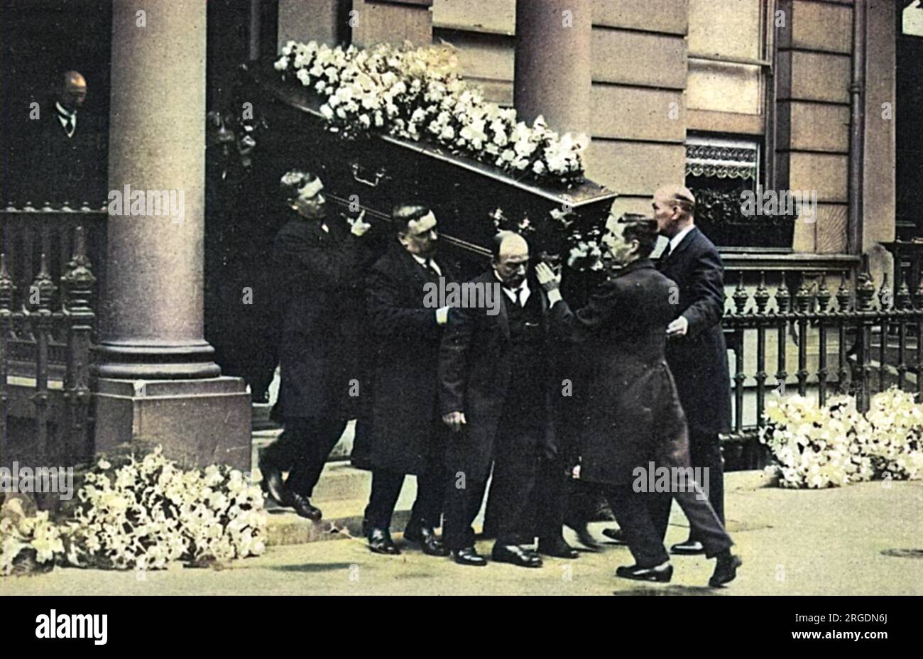 Der mit Kranz bedeckte Sarg mit Joseph Chamberlain wird von Prince's Gardens, seiner Londoner Residenz, getragen, bevor er nach Birmingham gebracht wird, seiner letzten Ruhestätte Stockfoto