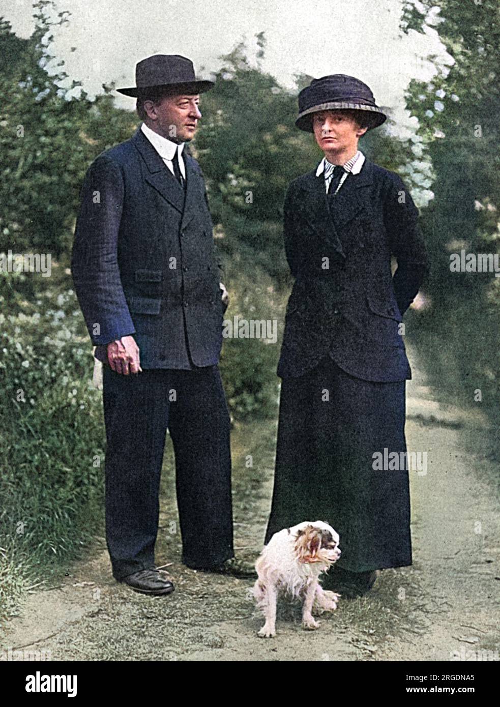 Ein bekannter Kollege, der als Monteur in einer Flugzeugfabrik seinen Beitrag leistet. Der Earl und die Gräfin von Norbury haben zusammen in Weybridge fotografiert. Der earl, im Alter von 53 Jahren, verpflichtete sich, als Monteur in einer Flugzeugfabrik in Surrey zu arbeiten und erhielt das übliche Gehalt von 7d Dollar. Pro Stunde, Arbeit von 6 Uhr bis 6 Uhr. Lady Norbury hat auch ihren Teil getan und an einem Buffet an einem der großen Londoner Bahnhöfe geholfen, um Soldaten und Matrosen, die aus dem Urlaub nach Hause zurückkehrten, kostenlose Mahlzeiten zu liefern. Stockfoto