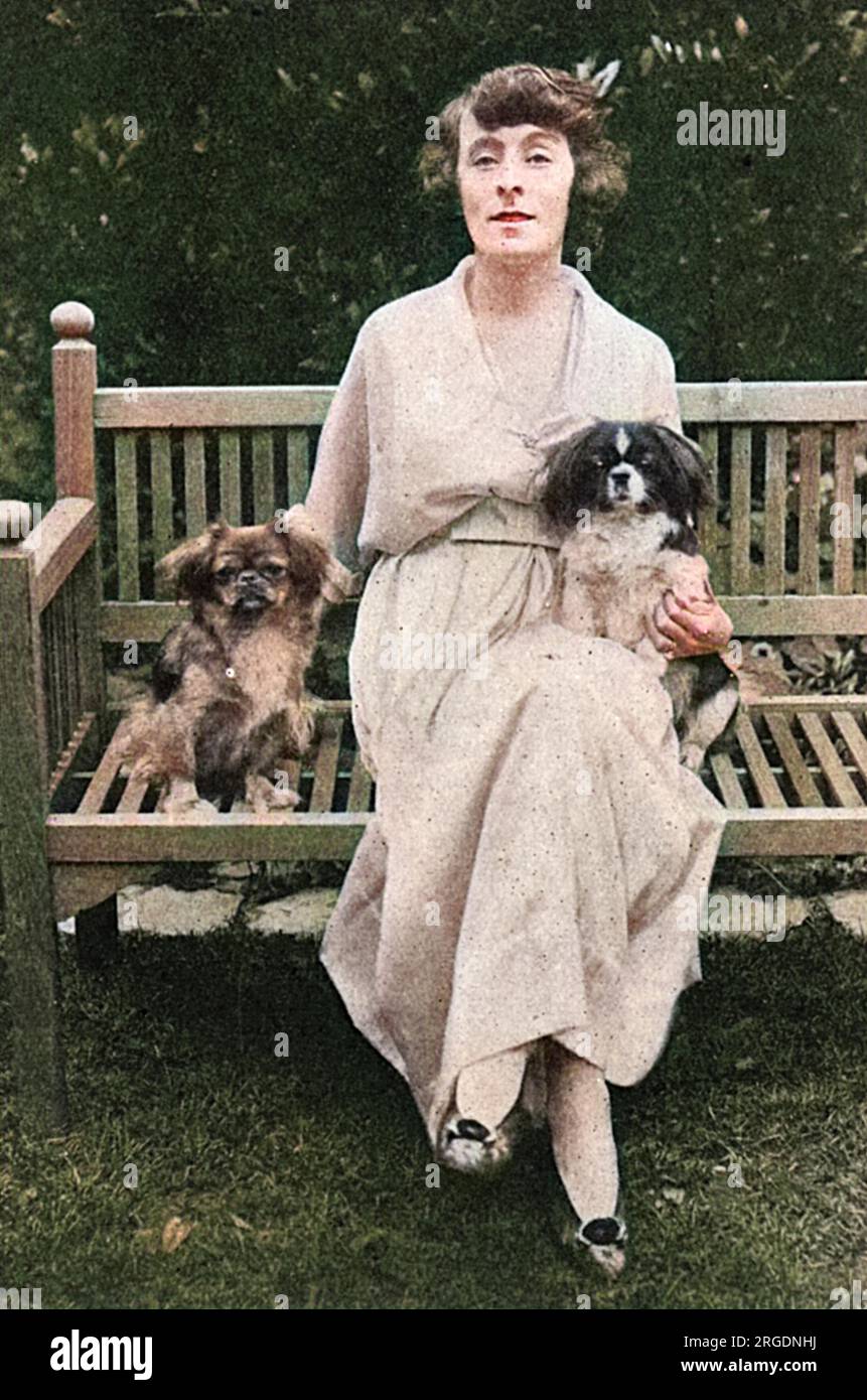 Olivia Maitland Davidson, Schriftstellerin und Journalistin, speziell Autorin von "Briefe von Eva", der wöchentlichen Klatschkolumne des Tatler Magazins. Das Bild wurde 1918 zu der Zeit, als ihre Volksbriefe während des Krieges in Buchform von Constable veröffentlicht wurden, zusammen mit ihren beiden Hundebegleitern, Master Tou-tou und Miss Bing, die beide auch in ihren Kolumnen erfunden wurden, die von Annie Fish illustriert wurden. Stockfoto