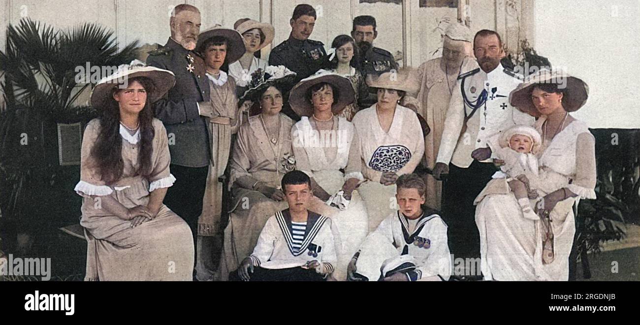 Die russische und rumänische königliche Familie, die während des Besuchs des Ersten in Constanza an der rumänischen Küste abgebildet wurde. Von links nach hinten: Großherzogin Maria von Russland, Carol I, König von Rumänien, Großherzogin Anastasia von Russland, Prinzessin Marie von Rumänien, Prinz Carol von Rumänien, Kronprinz Ferdinand von Rumänien, Königin Elizabeth von Rumänien, Zar Nicholas II., Großherzogin Tatiana von Russland mit dem Baby Prinz Mircia von Rumänien. In der Mitte sitzen die Zarin Russlands, die Großherzogin Olga von Russland, die rumänische Prinzessin Ileana und die rumänische Kronprinzessin. Er sitzt vorne Stockfoto