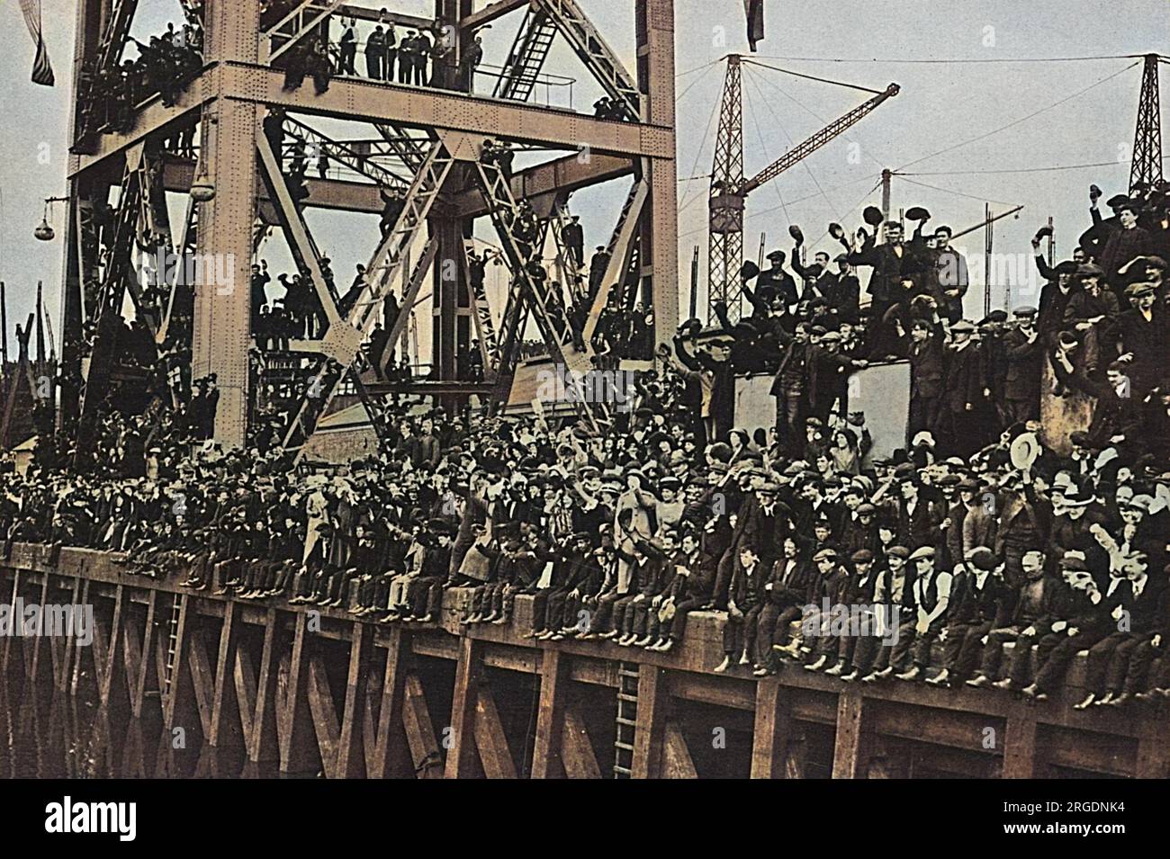 Arbeiter auf dem Fairfield Shipbuilding Yard jubeln die Ankunft von König George V. und Königin Mary (nicht auf dem Bild) während eines königlichen Besuchs in Glasgow an Stockfoto